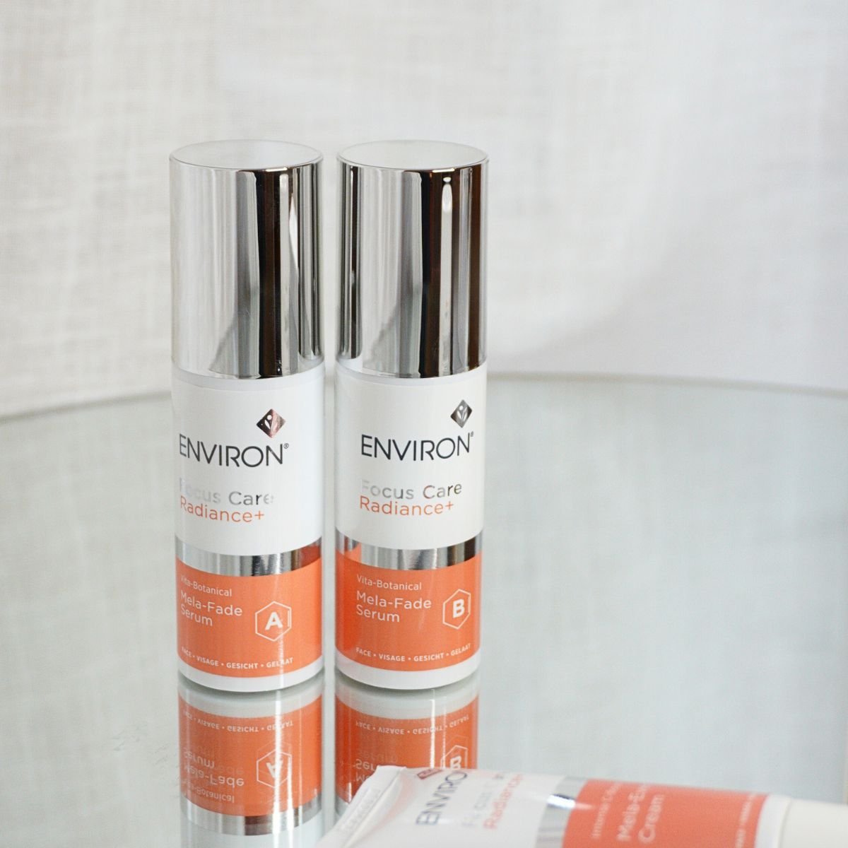 To serumflasker fra Environ – anvendes til at reducere mørke pletter i ansigtet hos OBSIDO SKIN STUDIO by Sara Lorentsen